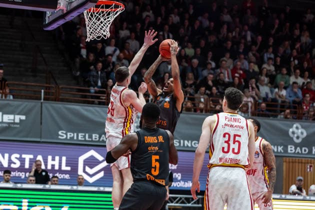 GER, easy Credit Basketball Bundesliga, Fitness First Würzburg Baskets Niners Chemnitz 06 03 2026, tectake ARENA Würzburg, Würzburg, GER, easy Credit Basketball Bundesliga, Fitness First Würzburg Baskets Niners Chemnitz Kevin Yebo Niners Chemnitz, 0 , Christian Skladanowski Fitness First Würzburg Baskets 19 Foto Alexander Trienitz Würzburg tectake ARENA Würzburg Bayern Germany