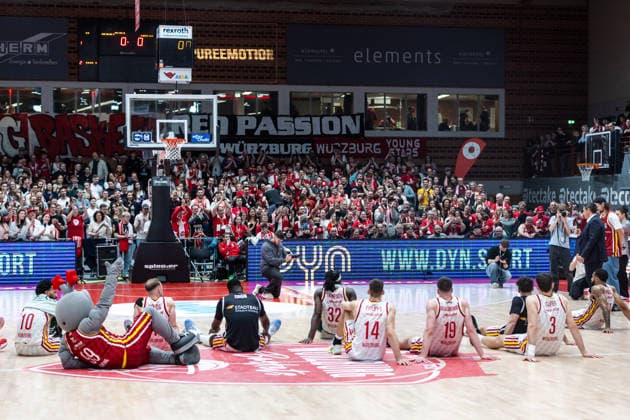 GER, easy Credit Basketball Bundesliga, Fitness First Würzburg Baskets Niners Chemnitz 06 03 2026, tectake ARENA Würzburg, Würzburg, GER, easy Credit Basketball Bundesliga, Fitness First Würzburg Baskets Niners Chemnitz The Fitness First Würzburg Baskets team would like to thank the fans Photo Alexander Trienitz Würzburg tectake ARENA Würzburg Bavaria Germany