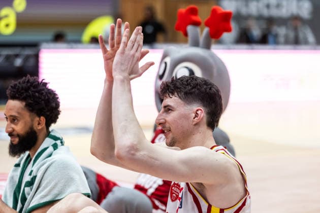 GER, easy Credit Basketball Bundesliga, Fitness First Würzburg Baskets Niners Chemnitz 06 03 2026, tectake ARENA Würzburg, Würzburg, GER, easy Credit Basketball Bundesliga, Fitness First Würzburg Baskets Niners Chemnitz Alen Pjanic Fitness First Würzburg Baskets 35 thanks the fans Photo Alexander Trienitz Würzburg tectake ARENA Würzburg Bayern Germany