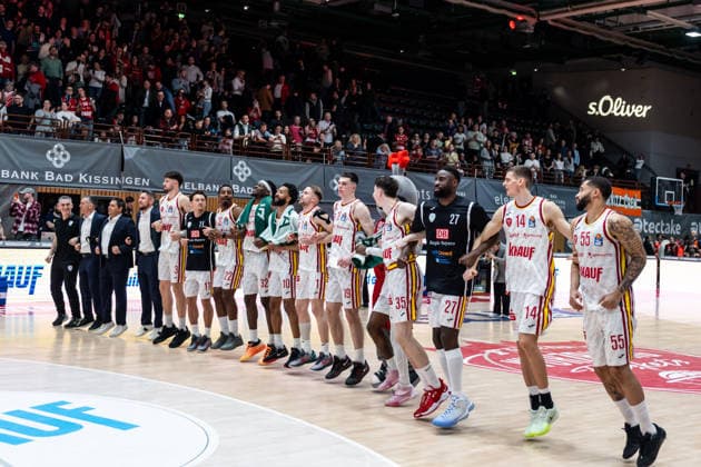 GER, easy Credit Basketball Bundesliga, Fitness First Würzburg Baskets Niners Chemnitz 06 03 2026, tectake ARENA Würzburg, Würzburg, GER, easy Credit Basketball Bundesliga, Fitness First Würzburg Baskets Niners Chemnitz The Fitness First Würzburg Baskets team celebrates after the victory Photo Alexander Trienitz Würzburg tectake ARENA Würzburg Bavaria Germany