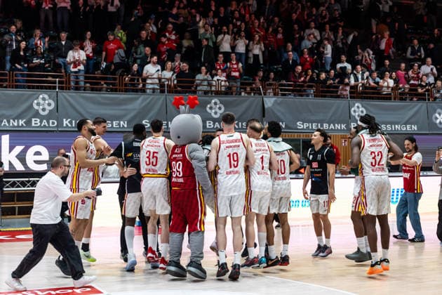 GER, easy Credit Basketball Bundesliga, Fitness First Würzburg Baskets Niners Chemnitz 06 03 2026, tectake ARENA Würzburg, Würzburg, GER, easy Credit Basketball Bundesliga, Fitness First Würzburg Baskets Niners Chemnitz The Fitness First Würzburg Baskets team celebrates after the victory Photo Alexander Trienitz Würzburg tectake ARENA Würzburg Bavaria Germany
