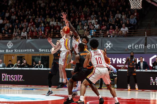 GER, easy Credit Basketball Bundesliga, Fitness First Würzburg Baskets Niners Chemnitz 06 03 2026, tectake ARENA Würzburg, Würzburg, GER, easy Credit Basketball Bundesliga, Fitness First Würzburg Baskets Niners Chemnitz Christian Skladanowski Fitness First Würzburg Baskets 19 , Eddy Edigin Jr Fitness First Würzburg Baskets 27 Foto Alexander Trienitz Würzburg tectake ARENA Würzburg Bayern Deutschland