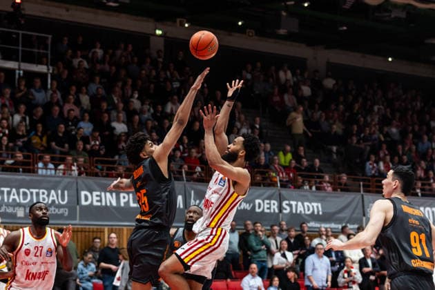 GER, easy Credit Basketball Bundesliga, Fitness First Würzburg Baskets Niners Chemnitz 06 03 2026, tectake ARENA Würzburg, Würzburg, GER, easy Credit Basketball Bundesliga, Fitness First Würzburg Baskets Niners Chemnitz Davion Mintz Fitness First Würzburg Baskets 10 , Roman Bedime Niners Chemnitz, 35 Foto Alexander Trienitz Würzburg tectake ARENA Würzburg Bayern Germany