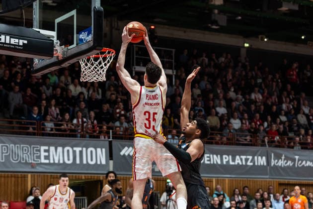 GER, easy Credit Basketball Bundesliga, Fitness First Würzburg Baskets Niners Chemnitz 06 03 2026, tectake ARENA Würzburg, Würzburg, GER, easy Credit Basketball Bundesliga, Fitness First Würzburg Baskets Niners Chemnitz Alen Pjanic Fitness First Würzburg Baskets 35 , Kostja Mushidi Niners Chemnitz, 11 Foto Alexander Trienitz Würzburg tectake ARENA Würzburg Bayern Germany