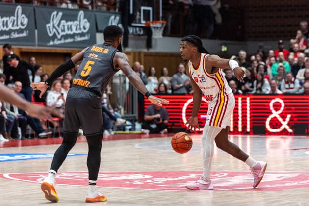 GER, easy Credit Basketball Bundesliga, Fitness First Würzburg Baskets Niners Chemnitz 06 03 2026, tectake ARENA Würzburg, Würzburg, GER, easy Credit Basketball Bundesliga, Fitness First Würzburg Baskets Niners Chemnitz Marcus Carr Fitness First Würzburg Baskets 5 , Corey Davis Jr Niners Chemnitz, 5 Photo Alexander Trienitz Würzburg tectake ARENA Würzburg Bayern Germany