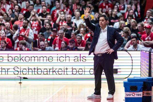 GER, easy Credit Basketball Bundesliga, Fitness First Würzburg Baskets Niners Chemnitz 06 03 2026, tectake ARENA Würzburg, Würzburg, GER, easy Credit Basketball Bundesliga, Fitness First Würzburg Baskets Niners Chemnitz Sasa Filipovski Head Coach , Fitness First Würzburg Baskets gives hand signal Photo Alexander Trienitz Würzburg tectake ARENA Würzburg Bayern Germany