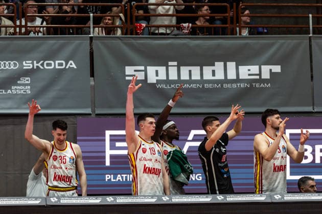 GER, easy Credit Basketball Bundesliga, Fitness First Würzburg Baskets Niners Chemnitz 06 03 2026, tectake ARENA Würzburg, Würzburg, GER, easy Credit Basketball Bundesliga, Fitness First Würzburg Baskets Niners Chemnitz Cheering from the bench of the Fitness First Würzburg Baskets Photo Alexander Trienitz Würzburg tectake ARENA Würzburg Bavaria Germany