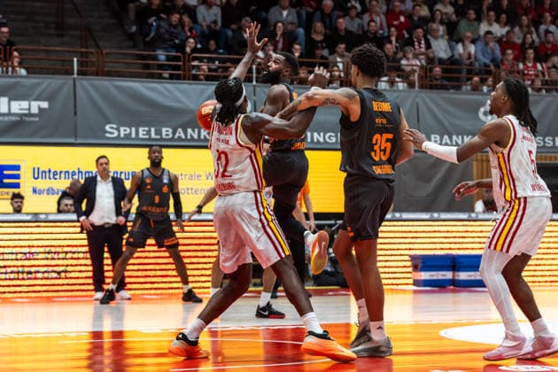GER, easy Credit Basketball Bundesliga, Fitness First Würzburg Baskets Niners Chemnitz 06 03 2026, tectake ARENA Würzburg, Würzburg, GER, easy Credit Basketball Bundesliga, Fitness First Würzburg Baskets Niners Chemnitz Corey Davis Jr Niners Chemnitz, 5 , Charles Thompson Fitness First Würzburg Baskets 32 Foto Alexander Trienitz Würzburg tectake ARENA Würzburg Bayern Germany