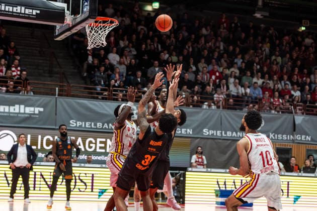 GER, easy Credit Basketball Bundesliga, Fitness First Würzburg Baskets Niners Chemnitz 06 03 2026, tectake ARENA Würzburg, Würzburg, GER, easy Credit Basketball Bundesliga, Fitness First Würzburg Baskets Niners Chemnitz Roman Bedime Niners Chemnitz, 35 , Corey Davis Jr Niners Chemnitz, 5 , Charles Thompson Fitness First Würzburg Baskets 32 Foto Alexander Trienitz Würzburg tectake ARENA Würzburg Bayern Germany
