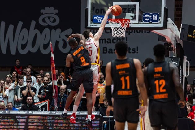 GER, easy Credit Basketball Bundesliga, Fitness First Würzburg Baskets Niners Chemnitz 06 03 2026, tectake ARENA Würzburg, Würzburg, GER, easy Credit Basketball Bundesliga, Fitness First Würzburg Baskets Niners Chemnitz Alen Pjanic Fitness First Würzburg Baskets 35 , John Edward Newman III Niners Chemnitz, 9 Foto Alexander Trienitz Würzburg tectake ARENA Würzburg Bayern Germany