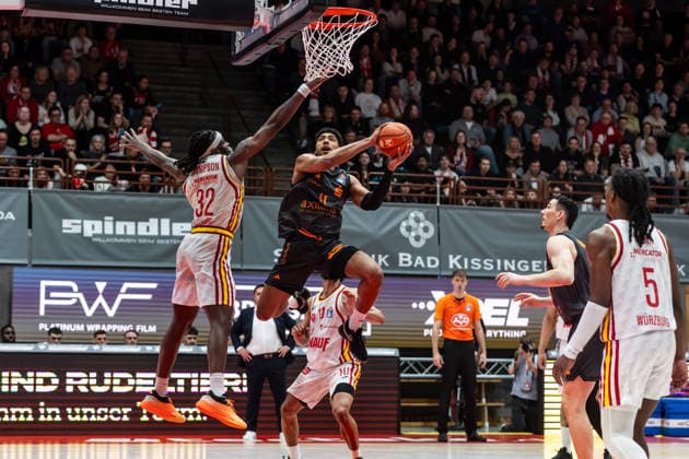 GER, easy Credit Basketball Bundesliga, Fitness First Würzburg Baskets Niners Chemnitz 06 03 2026, tectake ARENA Würzburg, Würzburg, GER, easy Credit Basketball Bundesliga, Fitness First Würzburg Baskets Niners Chemnitz Kostja Mushidi Niners Chemnitz, 11 , Charles Thompson Fitness First Würzburg Baskets 32 Foto Alexander Trienitz Würzburg tectake ARENA Würzburg Bayern Germany