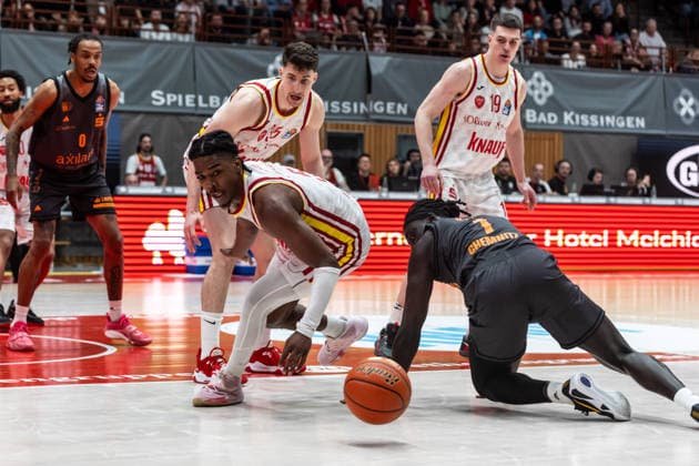 GER, easy Credit Basketball Bundesliga, Fitness First Würzburg Baskets Niners Chemnitz 06 03 2026, tectake ARENA Würzburg, Würzburg, GER, easy Credit Basketball Bundesliga, Fitness First Würzburg Baskets Niners Chemnitz Marcus Carr Fitness First Würzburg Baskets 5 , Aher Uguak Niners Chemnitz, 1 Photo Alexander Trienitz Würzburg tectake ARENA Würzburg Bayern Germany