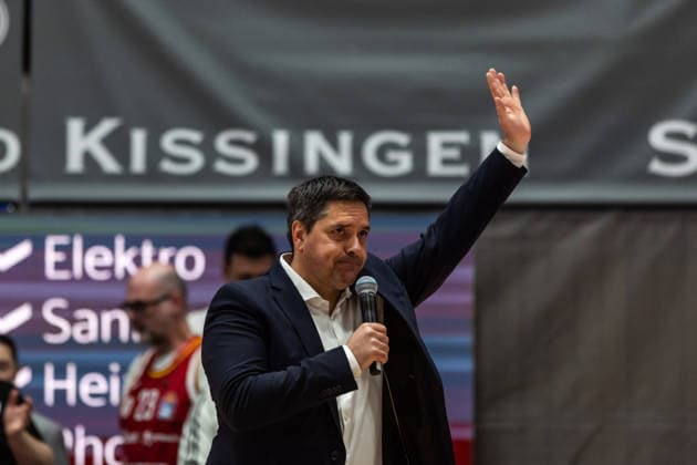 GER, easy Credit Basketball Bundesliga, Fitness First Würzburg Baskets Niners Chemnitz 06 03 2026, tectake ARENA Würzburg, Würzburg, GER, easy Credit Basketball Bundesliga, Fitness First Würzburg Baskets Niners Chemnitz Sasa Filipovski Head Coach , Fitness First Würzburg Baskets thanks the fans Photo Alexander Trienitz Würzburg tectake ARENA Würzburg Bayern Germany