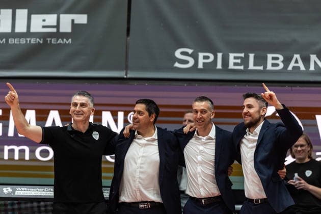 GER, easy Credit Basketball Bundesliga, Fitness First Würzburg Baskets Niners Chemnitz 06 03 2026, tectake ARENA Würzburg, Würzburg, GER, easy Credit Basketball Bundesliga, Fitness First Würzburg Baskets Niners Chemnitz The coaching team around Sasa Filipovski Head Coach , Fitness First Würzburg Baskets, Dejan Mihevc Assistant Coach , Fitness First Würzburg Baskets, Marcin Wit Assistant Coach , Fitness First Würzburg Baskets thanks the fans Photo Alexander Trienitz Würzburg tectake ARENA Würzburg Bayern Germany