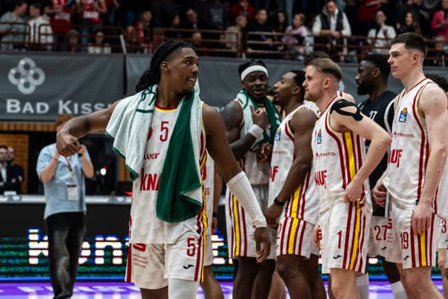 GER, easy Credit Basketball Bundesliga, Fitness First Würzburg Baskets Niners Chemnitz 06 03 2026, tectake ARENA Würzburg, Würzburg, GER, easy Credit Basketball Bundesliga, Fitness First Würzburg Baskets Niners Chemnitz Marcus Carr Fitness First Würzburg Baskets 5 cheers with the team Photo Alexander Trienitz Würzburg tectake ARENA Würzburg Bayern Germany