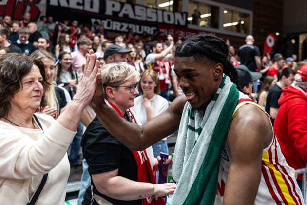 GER, easy Credit Basketball Bundesliga, Fitness First Würzburg Baskets Niners Chemnitz 06 03 2026, tectake ARENA Würzburg, Würzburg, GER, easy Credit Basketball Bundesliga, Fitness First Würzburg Baskets Niners Chemnitz Marcus Carr Fitness First Würzburg Baskets 5 thanks the fans Photo Alexander Trienitz Würzburg tectake ARENA Würzburg Bayern Germany