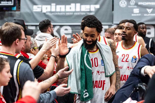 GER, easy Credit Basketball Bundesliga, Fitness First Würzburg Baskets Niners Chemnitz 06 03 2026, tectake ARENA Würzburg, Würzburg, GER, easy Credit Basketball Bundesliga, Fitness First Würzburg Baskets Niners Chemnitz Davion Mintz Fitness First Würzburg Baskets 10 thanks the fans Photo Alexander Trienitz Würzburg tectake ARENA Würzburg Bayern Germany