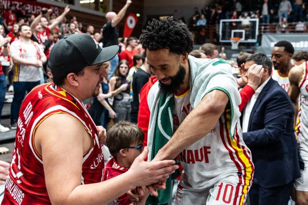 GER, easy Credit Basketball Bundesliga, Fitness First Würzburg Baskets Niners Chemnitz 06 03 2026, tectake ARENA Würzburg, Würzburg, GER, easy Credit Basketball Bundesliga, Fitness First Würzburg Baskets Niners Chemnitz Davion Mintz Fitness First Würzburg Baskets 10 thanks the fans Photo Alexander Trienitz Würzburg tectake ARENA Würzburg Bayern Germany