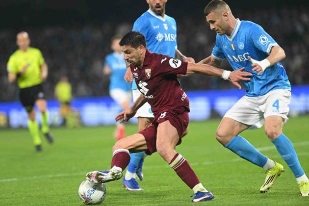 Torino™s Giovanni Simeone challenges for the ball with Napoli™s Alessandro Buongiorno during the Serie A soccer match between Napoli and Torino at the Diego Armando Maradona Stadium in Naples, southern italy - Friday , March 06 , 2026. - Soccer .  Copyright: xAlessandroxGarofalo LaPressex