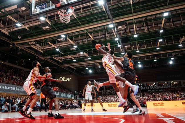 GER, easy Credit Basketball Bundesliga, Fitness First Würzburg Baskets Niners Chemnitz 06 03 2026, tectake ARENA Würzburg, Würzburg, GER, easy Credit Basketball Bundesliga, Fitness First Würzburg Baskets Niners Chemnitz Roman Bedime Niners Chemnitz, 35 , Eddy Edigin Jr Fitness First Würzburg Baskets 27 Foto Alexander Trienitz Würzburg tectake ARENA Würzburg Bayern Germany