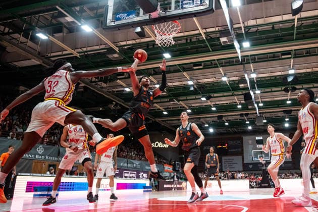 GER, easy Credit Basketball Bundesliga, Fitness First Würzburg Baskets Niners Chemnitz 06 03 2026, tectake ARENA Würzburg, Würzburg, GER, easy Credit Basketball Bundesliga, Fitness First Würzburg Baskets Niners Chemnitz Kostja Mushidi Niners Chemnitz, 11 , Charles Thompson Fitness First Würzburg Baskets 32 Foto Alexander Trienitz Würzburg tectake ARENA Würzburg Bayern Germany