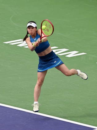 INDIAN WELLS, CA - MARCH 06: Himeno Sakatsume (JPN) returns the ball during a WTA, Tennis Damen tennis match during the BNP Paribas Open played on March 6, 2026 at the Indian Wells Tennis Garden in Indian Wells, CA. (Photo by John Cordes Icon Sportswire) TENNIS: MAR 06 BNP Paribas Open EDITORIAL USE ONLY Icon506260306046