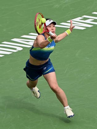 INDIAN WELLS, CA - MARCH 06: Himeno Sakatsume (JPN) returns the ball during a WTA, Tennis Damen tennis match during the BNP Paribas Open played on March 6, 2026 at the Indian Wells Tennis Garden in Indian Wells, CA. (Photo by John Cordes Icon Sportswire) TENNIS: MAR 06 BNP Paribas Open EDITORIAL USE ONLY Icon506260306050