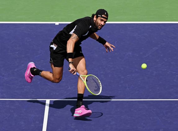 INDIAN WELLS, CA - MARCH 06: Matteo Berrettini (ITA) returns the ball near the net during an ATP, Tennis Herren tennis match during the BNP Paribas Open played on March 6, 2026 at the Indian Wells Tennis Garden in Indian Wells, CA. (Photo by John Cordes Icon Sportswire) TENNIS: MAR 06 BNP Paribas Open EDITORIAL USE ONLY Icon506260306003
