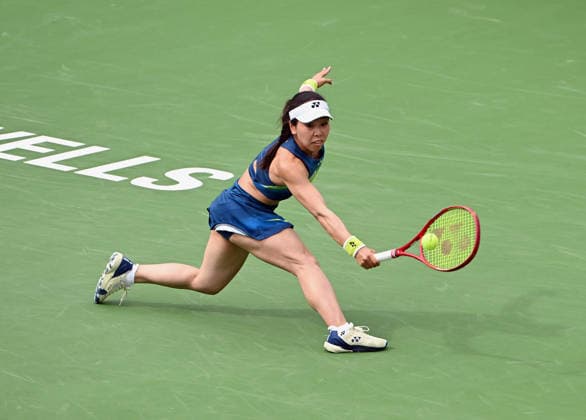 INDIAN WELLS, CA - MARCH 06: Himeno Sakatsume (JPN) stretches to return the ball during a WTA, Tennis Damen tennis match during the BNP Paribas Open played on March 6, 2026 at the Indian Wells Tennis Garden in Indian Wells, CA. (Photo by John Cordes Icon Sportswire) TENNIS: MAR 06 BNP Paribas Open EDITORIAL USE ONLY Icon506260306047