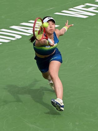 INDIAN WELLS, CA - MARCH 06: Himeno Sakatsume (JPN) returns the ball during a WTA, Tennis Damen tennis match during the BNP Paribas Open played on March 6, 2026 at the Indian Wells Tennis Garden in Indian Wells, CA. (Photo by John Cordes Icon Sportswire) TENNIS: MAR 06 BNP Paribas Open EDITORIAL USE ONLY Icon506260306052
