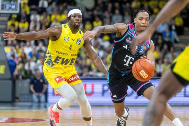 Oldenburg, Lower Saxony, DEU, 06 03 2026, Jalen Finch right, Telekom Baskets Bonn and Brian Fobbs left, EWE Baskets Oldenburg , EWE Baskets Oldenburg vs Telekom Baskets Bonn Basketball 1 Basketball Bundesliga Season 2025 2026, 22 Matchday, Grosse EWE Arena EWE Baskets Oldenburg vs Telekom Baskets Bonn www.andreas-burmann.de