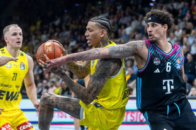 Oldenburg, Lower Saxony, DEU, 06 03 2026, Michale Kyser left, EWE Baskets Oldenburg and Michael Kessens right, Telekom Baskets Bonn EWE Baskets Oldenburg vs Telekom Baskets Bonn Basketball 1 Basketball Bundesliga Season 2025 2026, 22 Matchday, Grosse EWE Arena EWE Baskets Oldenburg vs Telekom Baskets Bonn www.andreas-burmann.de