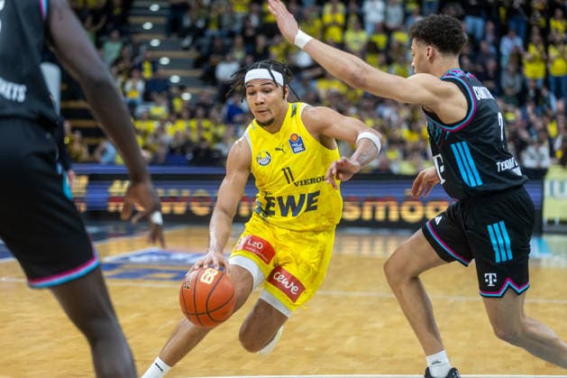Oldenburg, Lower Saxony, DEU, 06 03 2026, Nicholas Tischler left, EWE Baskets Oldenburg and Alijah Comithier right, Telekom Baskets Bonn EWE Baskets Oldenburg vs Telekom Baskets Bonn Basketball 1 Basketball Bundesliga Season 2025 2026, 22 Matchday, Grosse EWE Arena EWE Baskets Oldenburg vs Telekom Baskets Bonn www.andreas-burmann.de