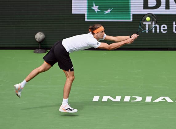 INDIAN WELLS, CA - MARCH 06: Alexander Zverev (GER) dives for the ball during an ATP, Tennis Herren tennis match during the BNP Paribas Open played on March 6, 2026 at the Indian Wells Tennis Garden in Indian Wells, CA. (Photo by John Cordes Icon Sportswire) TENNIS: MAR 06 BNP Paribas Open EDITORIAL USE ONLY Icon506260306012