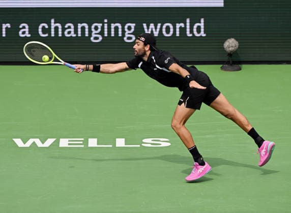 INDIAN WELLS, CA - MARCH 06: Matteo Berrettini (ITA) stretches to return the ball during an ATP, Tennis Herren tennis match during the BNP Paribas Open played on March 6, 2026 at the Indian Wells Tennis Garden in Indian Wells, CA. (Photo by John Cordes Icon Sportswire) TENNIS: MAR 06 BNP Paribas Open EDITORIAL USE ONLY Icon506260306013