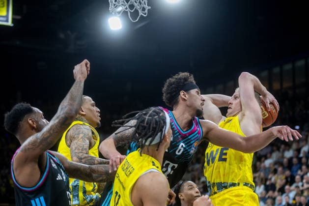 Oldenburg, Lower Saxony, DEU, 06 03 2026, Seth Hinrichs right, EWE Baskets Oldenburg and Michael Kessens Telekom Baskets Bonn EWE Baskets Oldenburg vs Telekom Baskets Bonn Basketball 1 Basketball Bundesliga Season 2025 2026, 22 Matchday, Grosse EWE Arena EWE Baskets Oldenburg vs Telekom Baskets Bonn www.andreas-burmann.de