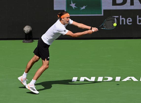 INDIAN WELLS, CA - MARCH 06: Alexander Zverev (GER) returns the ball during an ATP, Tennis Herren tennis match during the BNP Paribas Open played on March 6, 2026 at the Indian Wells Tennis Garden in Indian Wells, CA. (Photo by John Cordes Icon Sportswire) TENNIS: MAR 06 BNP Paribas Open EDITORIAL USE ONLY Icon506260306020