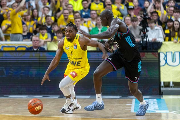 Oldenburg, Lower Saxony, DEU, 06 03 2026, Christopher Clemons left, EWE Baskets Oldenburg and Kur Jongkuch right, Telekom Baskets Bonn EWE Baskets Oldenburg vs Telekom Baskets Bonn Basketball 1 Basketball Bundesliga Season 2025 2026, 22 Matchday, Grosse EWE Arena EWE Baskets Oldenburg vs Telekom Baskets Bonn www.andreas-burmann.de