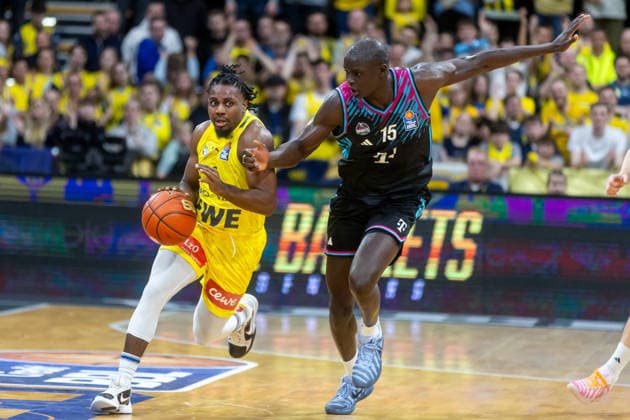 Oldenburg, Lower Saxony, DEU, 06 03 2026, Christopher Clemons left, EWE Baskets Oldenburg and Kur Jongkuch right, Telekom Baskets Bonn EWE Baskets Oldenburg vs Telekom Baskets Bonn Basketball 1 Basketball Bundesliga Season 2025 2026, 22 Matchday, Grosse EWE Arena EWE Baskets Oldenburg vs Telekom Baskets Bonn www.andreas-burmann.de
