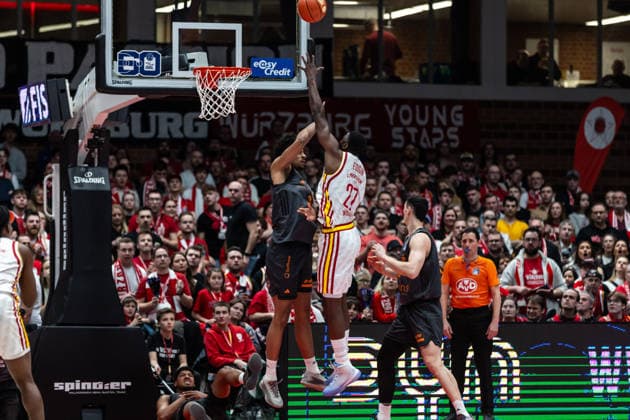 GER, easy Credit Basketball Bundesliga, Fitness First Würzburg Baskets Niners Chemnitz 06 03 2026, tectake ARENA Würzburg, Würzburg, GER, easy Credit Basketball Bundesliga, Fitness First Würzburg Baskets Niners Chemnitz Eddy Edigin Jr Fitness First Würzburg Baskets 27 , Roman Bedime Niners Chemnitz, 35 Photo Alexander Trienitz Würzburg tectake ARENA Würzburg Bayern Germany