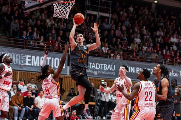 GER, easy Credit Basketball Bundesliga, Fitness First Würzburg Baskets Niners Chemnitz 06 03 2026, tectake ARENA Würzburg, Würzburg, GER, easy Credit Basketball Bundesliga, Fitness First Würzburg Baskets Niners Chemnitz Yordan Minchev Niners Chemnitz, 91 , Marcus Carr Fitness First Würzburg Baskets 5 Foto Alexander Trienitz Würzburg tectake ARENA Würzburg Bayern Germany