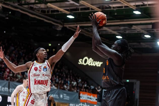 GER, easy Credit Basketball Bundesliga, Fitness First Würzburg Baskets Niners Chemnitz 06 03 2026, tectake ARENA Würzburg, Würzburg, GER, easy Credit Basketball Bundesliga, Fitness First Würzburg Baskets Niners Chemnitz Aher Uguak Niners Chemnitz, 1 , Marcus Carr Fitness First Würzburg Baskets 5 Foto Alexander Trienitz Würzburg tectake ARENA Würzburg Bayern Germany