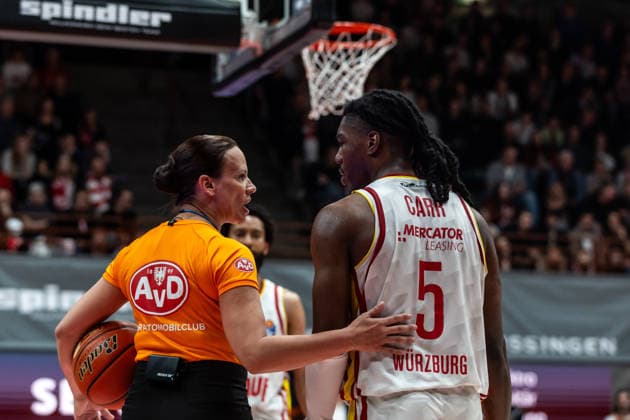 GER, easy Credit Basketball Bundesliga, Fitness First Würzburg Baskets Niners Chemnitz 06 03 2026, tectake ARENA Würzburg, Würzburg, GER, easy Credit Basketball Bundesliga, Fitness First Würzburg Baskets Niners Chemnitz Anne Panther, referee talks to Marcus Carr Fitness First Würzburg Baskets 5 Photo Alexander Trienitz Würzburg tectake ARENA Würzburg Bayern Germany
