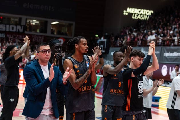 GER, easy Credit Basketball Bundesliga, Fitness First Würzburg Baskets Niners Chemnitz 06 03 2026, tectake ARENA Würzburg, Würzburg, GER, easy Credit Basketball Bundesliga, Fitness First Würzburg Baskets Niners Chemnitz The Niners Chemnitz team thanks the fans Photo Alexander Trienitz Würzburg tectake ARENA Würzburg Bavaria Germany