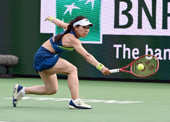 INDIAN WELLS, CA - MARCH 06: Himeno Sakatsume (JPN) returns the ball during a WTA, Tennis Damen tennis match during the BNP Paribas Open played on March 6, 2026 at the Indian Wells Tennis Garden in Indian Wells, CA. (Photo by John Cordes Icon Sportswire) TENNIS: MAR 06 BNP Paribas Open EDITORIAL USE ONLY Icon506260306063