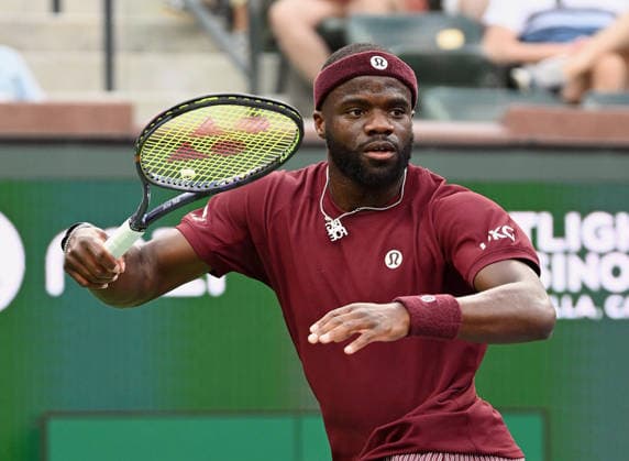 INDIAN WELLS, CA - MARCH 06: Frances Tiafoe (USA) gets ready to hit the ball during an ATP, Tennis Herren tennis match during the BNP Paribas Open played on March 6, 2026 at the Indian Wells Tennis Garden in Indian Wells, CA. (Photo by John Cordes Icon Sportswire) TENNIS: MAR 06 BNP Paribas Open EDITORIAL USE ONLY Icon506260306076