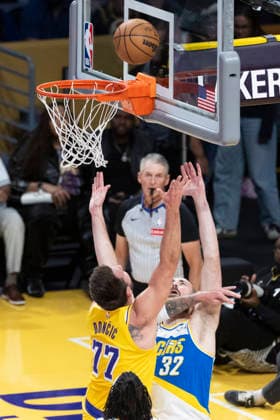 March 6, 2026, Los Angeles, California, USA: Los Angeles LakersÃ¢â‚¬â ¢ Luka DonÄÂiÄ¡ (77) goes to the basket against Indiana PacersÃ¢â‚¬â ¢ Jay Huff (32) during an NBA, Basketball Herren, USA basketball game at Crypto.com Arena on Friday, March 6, 2026 in Los Angeles. NBA 2026: Pacers Vs Lakers  - ZUMAc68_ 20260306_zaf_c68_002 Copyright: xRingoxChiux