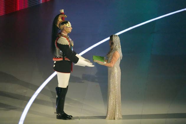 (260307) -- VERONA, March 7, 2026 -- The Italian national flag is handed over during the opening ceremony of Milan-Cortina 2026 Paralympic Winter games, Winterspiele,Spiele, Summer games at Verona Olympic Arena in Verona, Italy, March 6, 2026. ) (SP)ITALY-VERONA-PARALYMPIC WINTER GAMES-OPENING CEREMONY CaixYang 