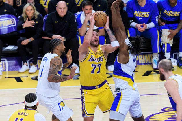 March 6, 2026, Los Angeles, California, USA: Jarace Walker 5 of the Indiana Pacers commits a shooting foul against Luka Doncic 77 of the Los Angeles Lakers during their regular season NBA, Basketball Herren, USA game on Friday March 6, 2026 at Crypto.com Arena in Los Angeles, California. ARIANA RUIZ PI Lakers Vs. Pacers  - ZUMAp124 20260306_zaa_p124_023 Copyright: xArianaxRuizx