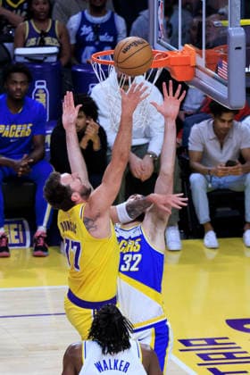 March 6, 2026, Los Angeles, California, USA: Jay Huff 32 of the Indiana Pacers defends the basket against Luka Doncic 77 of the Los Angeles Lakers during their regular season NBA, Basketball Herren, USA game on Friday March 6, 2026 at Crypto.com Arena in Los Angeles, California. ARIANA RUIZ PI Los Angeles USA - ZUMAp124 20260306_zaa_p124_025 Copyright: xArianaxRuizx